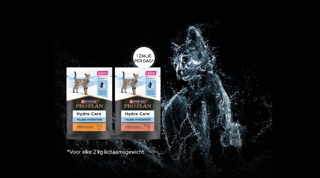 Verpakking van ProPlan Hydra Care natvoer, met een achtergrond waarop een kat in de vorm van water is afgebeeld, om een verhoogde dagelijkse waterinname te stimuleren.