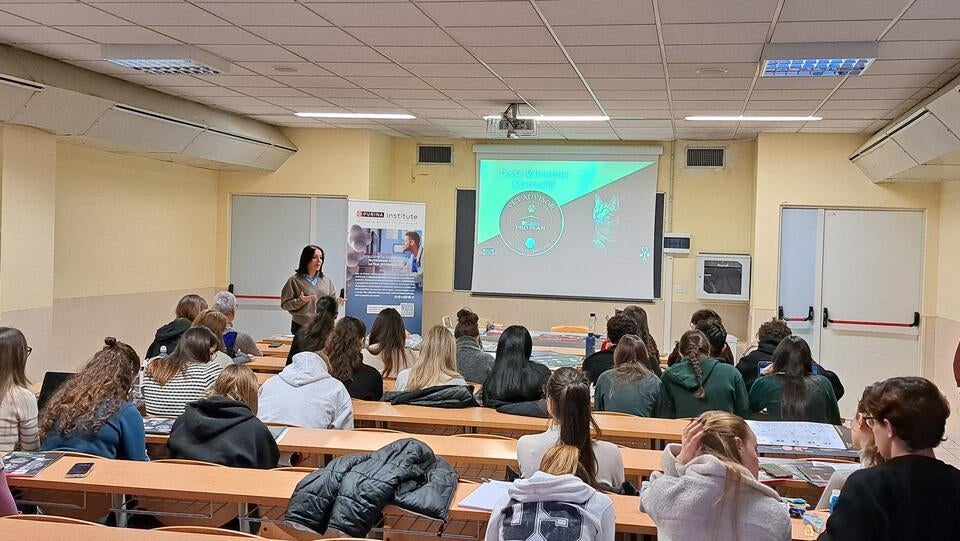 Studenten wonen een veterinaire presentatie bij aan de universiteit