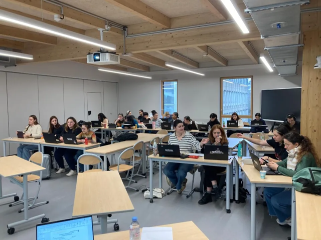Studenten werken samen tijdens een les in het klaslokaal