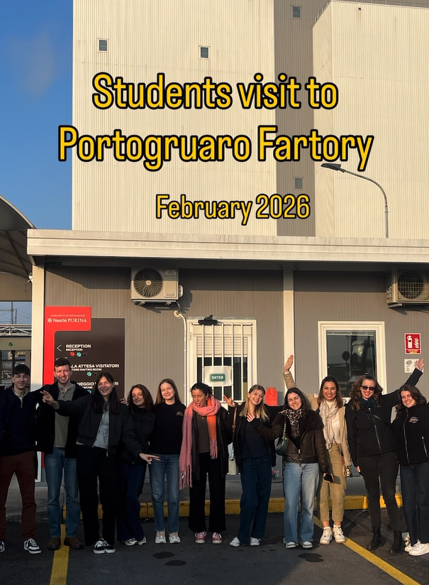 Studenten bezoeken de Purina-fabriek in Portogruaro