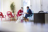 Huisdiereigenaar bespreekt documenten met een medewerker in de wachtkamer van een dierenkliniek